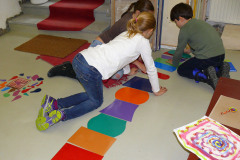 schule-kinder-hundertwasser-fensterrecht-schule-dinges